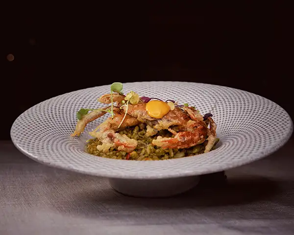 Arroz de fitoplancton con gambas, calamar y cangrejo de cristal en tempura