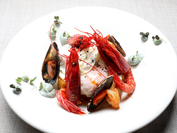 Huevos rotos al estilo Bodega de Chema con carabineros, gambas y mejillones al ajillo con mayo plancton