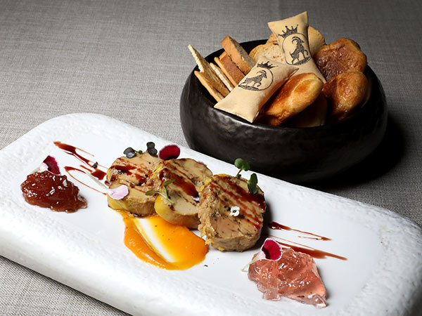 Foie micuit hecho en casa, confitura de rosas, pure de orejones y tostadas variadas